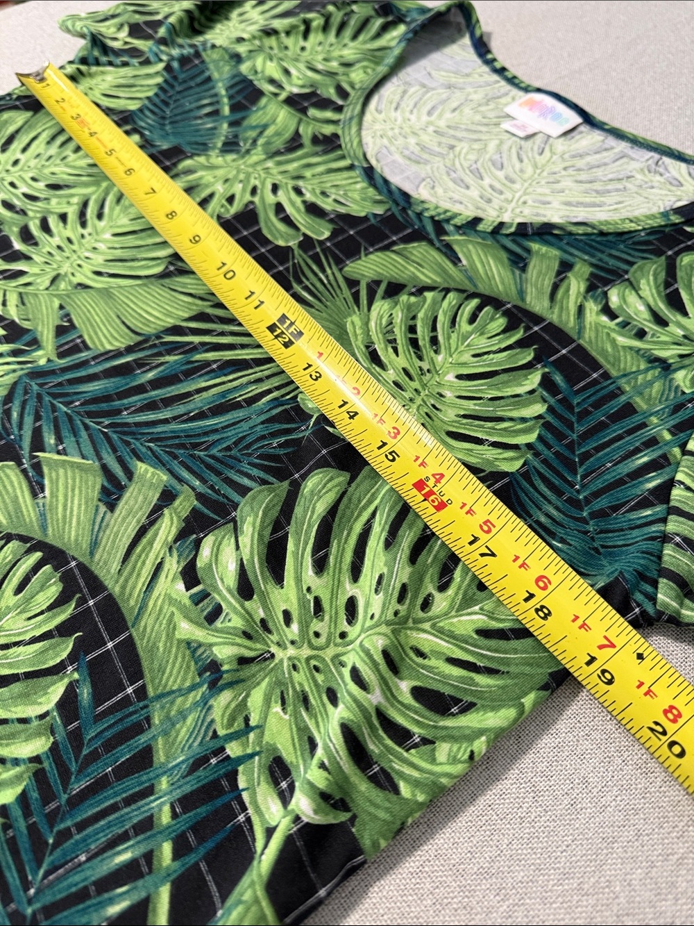 LuLaRoe Black Short Sleeve Top with Green Tropical Leaf Print Tunic Top SZM - Picture 6 of 14